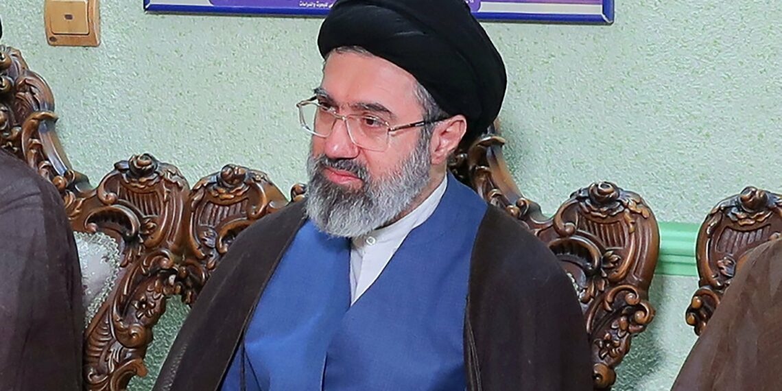 Assembleia de Especialistas escolhe Mojtaba Khamenei como novo líder supremo do Irã após a morte de Ali Khamenei, mantendo a linha política do regime.
