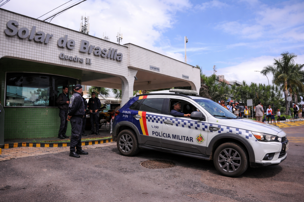 Moraes manteve restrições a Bolsonaro na prisão domiciliar e negou pedido por visitas sem limite.