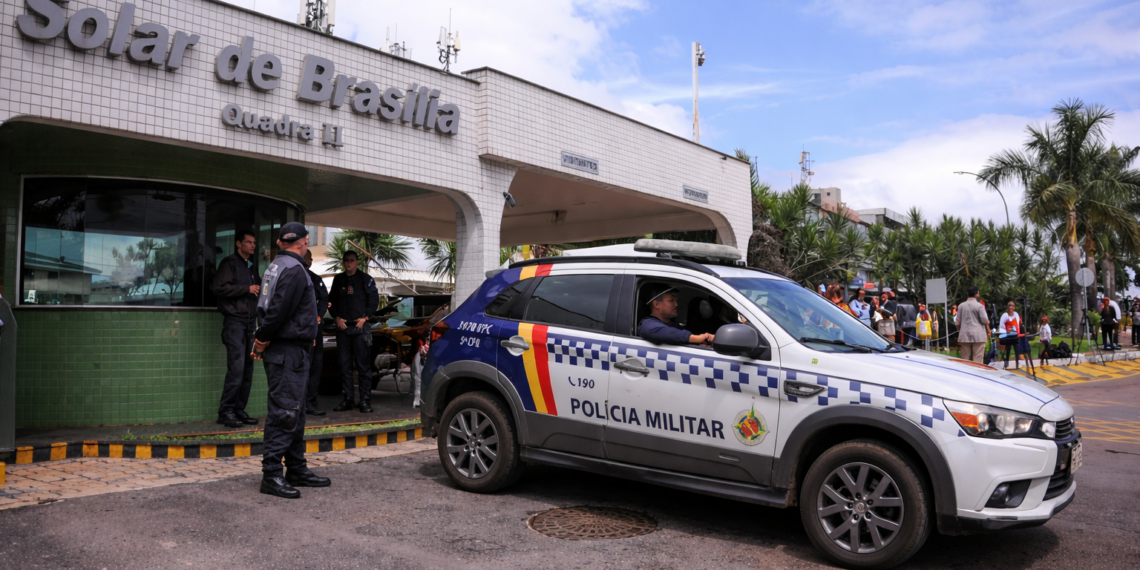 Moraes manteve restrições a Bolsonaro na prisão domiciliar e negou pedido por visitas sem limite.