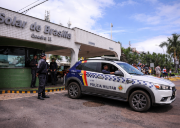 Moraes manteve restrições a Bolsonaro na prisão domiciliar e negou pedido por visitas sem limite.