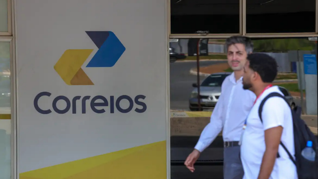 Correios anunciam jornada 12x36 em áreas específicas para aumentar eficiência. Medida faz parte de plano de reestruturação e enfrenta críticas de trabalhadores.