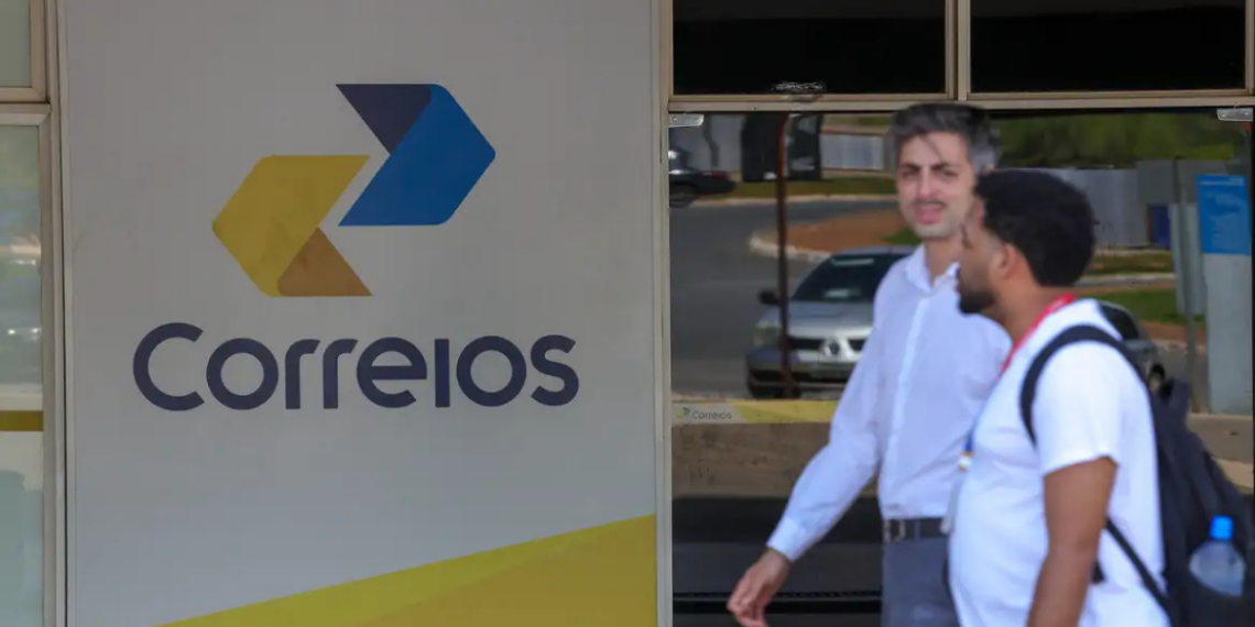 Correios anunciam jornada 12x36 em áreas específicas para aumentar eficiência. Medida faz parte de plano de reestruturação e enfrenta críticas de trabalhadores.