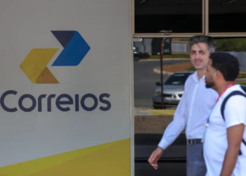 Correios anunciam jornada 12x36 em áreas específicas para aumentar eficiência. Medida faz parte de plano de reestruturação e enfrenta críticas de trabalhadores.