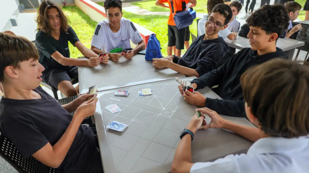 Um ano após a implementação da norma sobre celulares nas escolas, o MEC realiza pesquisa nacional em 8 mil instituições para avaliar efeitos sobre aprendizagem, convivência e atenção dos estudantes.