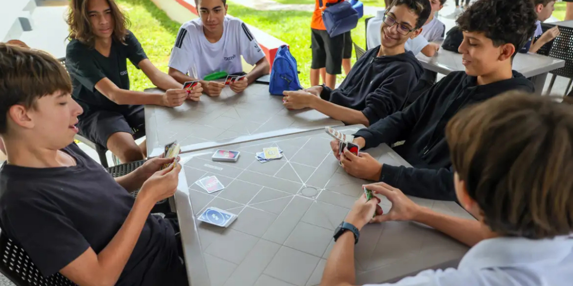 Um ano após a implementação da norma sobre celulares nas escolas, o MEC realiza pesquisa nacional em 8 mil instituições para avaliar efeitos sobre aprendizagem, convivência e atenção dos estudantes.