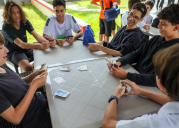 Um ano após a implementação da norma sobre celulares nas escolas, o MEC realiza pesquisa nacional em 8 mil instituições para avaliar efeitos sobre aprendizagem, convivência e atenção dos estudantes.