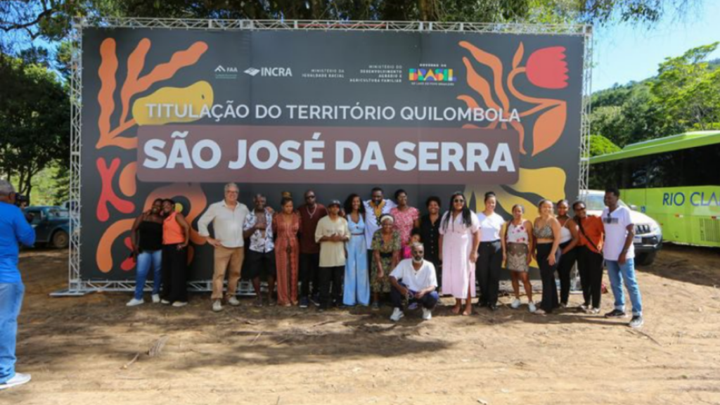 Ministério do Desenvolvimento Agrário entrega titulação coletiva de terras à Comunidade Quilombola de São José da Serra, beneficiando 217 hectares em Valença, Rio de Janeiro.