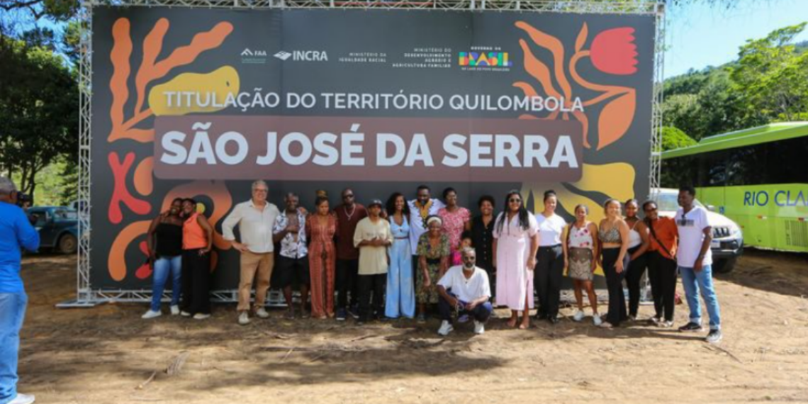 Ministério do Desenvolvimento Agrário entrega titulação coletiva de terras à Comunidade Quilombola de São José da Serra, beneficiando 217 hectares em Valença, Rio de Janeiro.