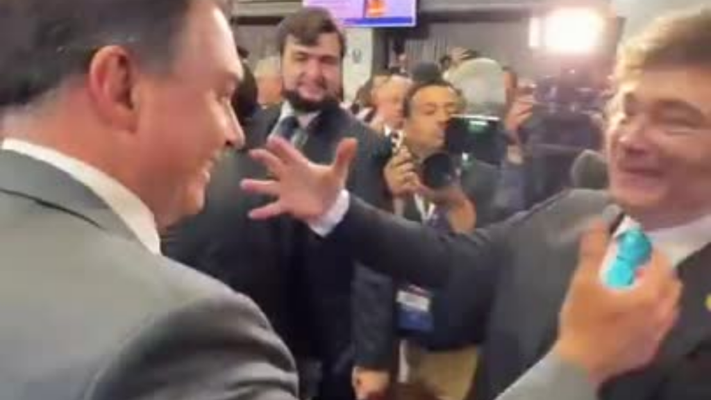 Encontro entre Flávio Bolsonaro e Milei repercute após agradecimento por asilo político