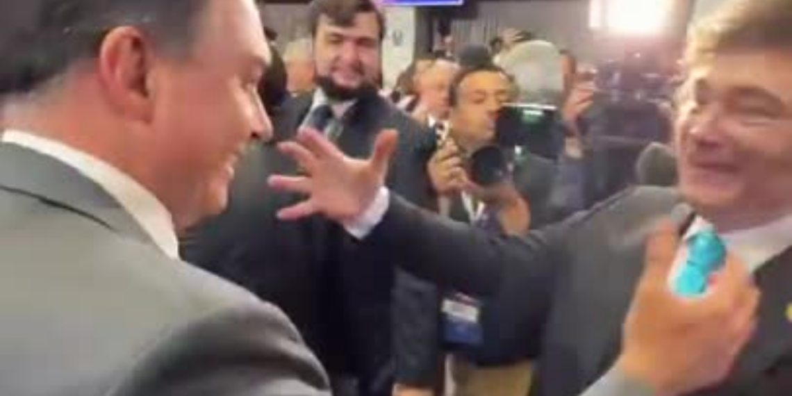 Encontro entre Flávio Bolsonaro e Milei repercute após agradecimento por asilo político