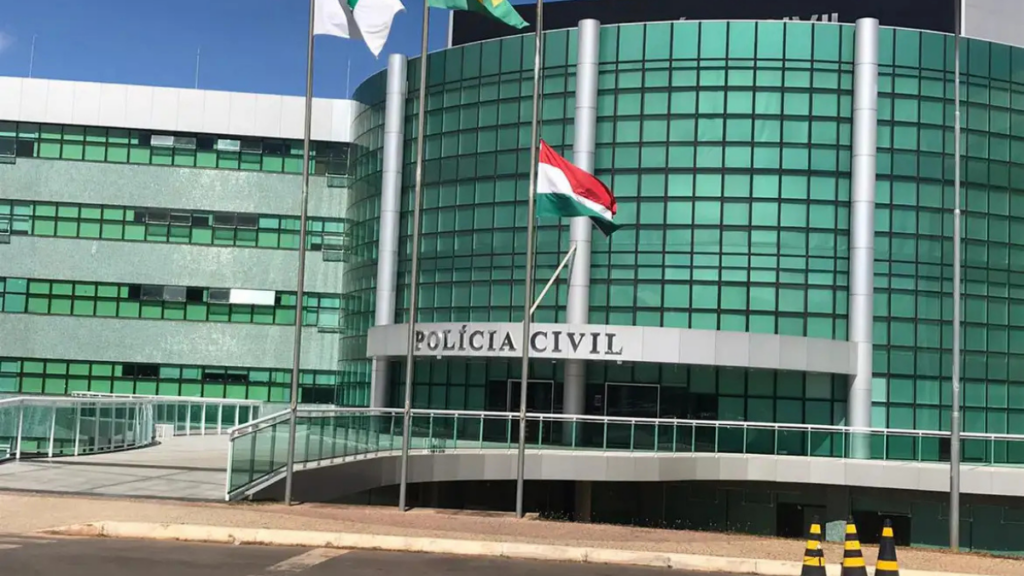 A Polícia Civil do DF deflagrou a Operação Nexus Fractus contra um policial aposentado suspeito de acessar ilegalmente dados sigilosos para monitorar autoridades, empresários e jornalistas em Brasília.