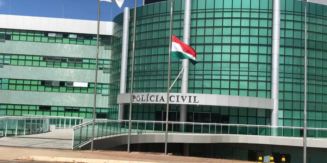 A Polícia Civil do DF deflagrou a Operação Nexus Fractus contra um policial aposentado suspeito de acessar ilegalmente dados sigilosos para monitorar autoridades, empresários e jornalistas em Brasília.