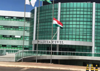 A Polícia Civil do DF deflagrou a Operação Nexus Fractus contra um policial aposentado suspeito de acessar ilegalmente dados sigilosos para monitorar autoridades, empresários e jornalistas em Brasília.
