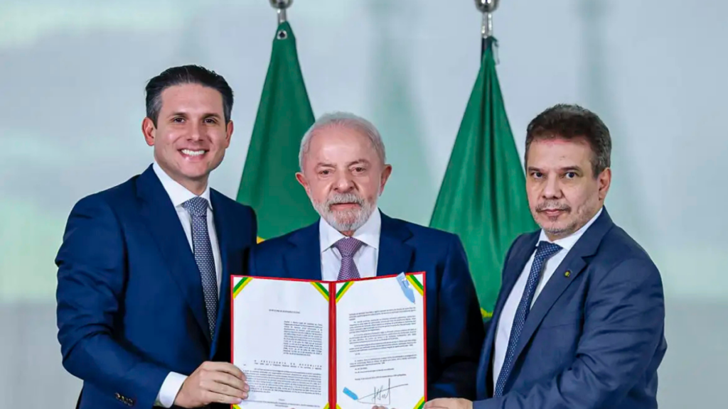 Presidente Lula sanciona lei que endurece penas contra facções criminosas, com até 40 anos de prisão e novas regras de repressão ao crime organizado.