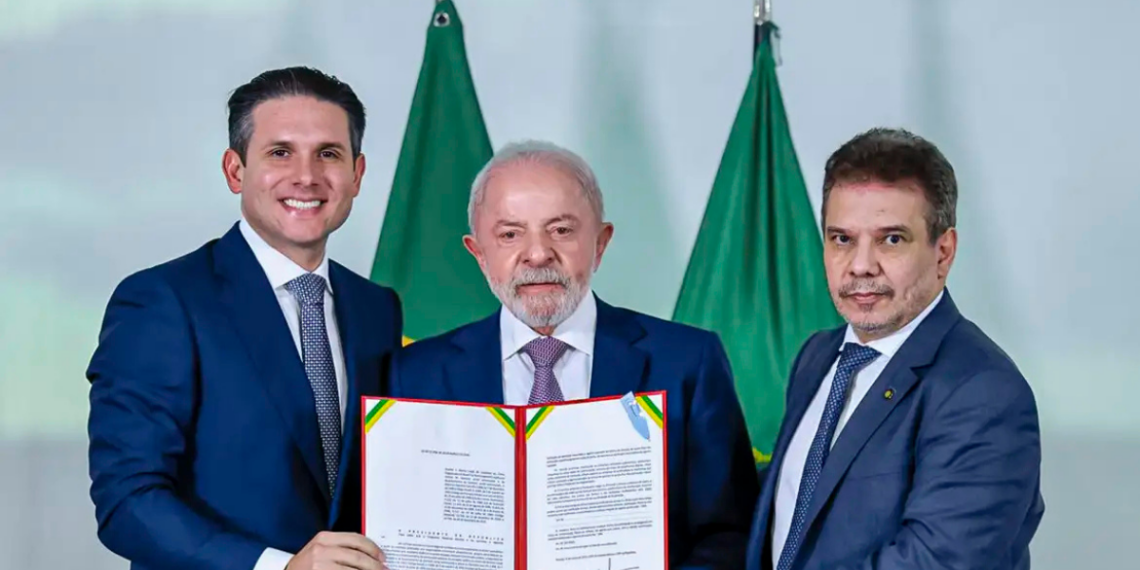 Presidente Lula sanciona lei que endurece penas contra facções criminosas, com até 40 anos de prisão e novas regras de repressão ao crime organizado.