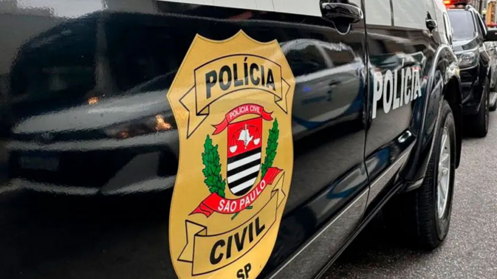 MC Urubuzinho, conhecido funkeiro, foi preso neste domingo em São Paulo por disparos em baile de Carnaval no Morro São Bento, em Santos. Polícia investiga outros envolvidos e vínculos com facções.