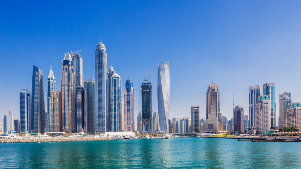 A guerra no Oriente Médio começa a impactar Dubai. Moradores e turistas deixam a cidade enquanto especialistas alertam para prejuízos no turismo, na aviação e nos investimentos.