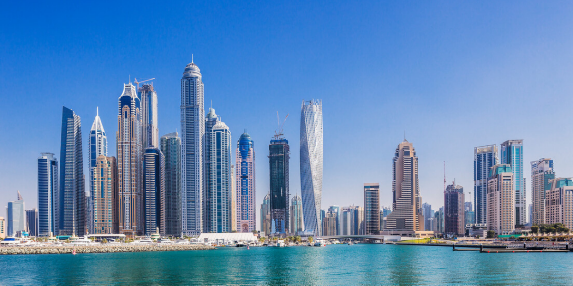 A guerra no Oriente Médio começa a impactar Dubai. Moradores e turistas deixam a cidade enquanto especialistas alertam para prejuízos no turismo, na aviação e nos investimentos.
