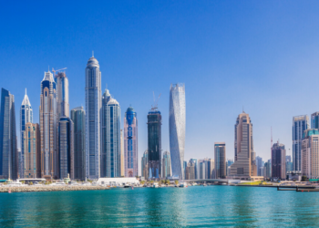 A guerra no Oriente Médio começa a impactar Dubai. Moradores e turistas deixam a cidade enquanto especialistas alertam para prejuízos no turismo, na aviação e nos investimentos.