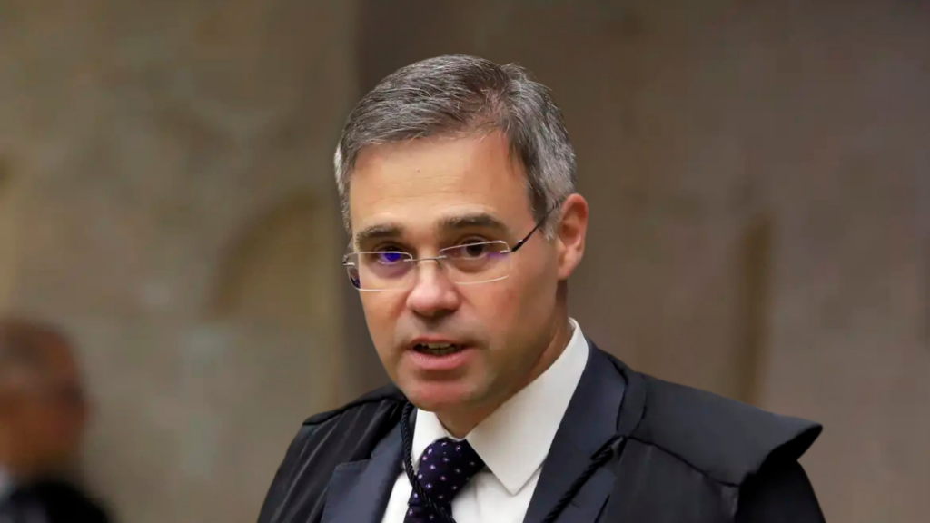 O STF determina que Davi Alcolumbre realize a leitura e publicação do requerimento de prorrogação da CPMI do INSS, atendendo pedido do senador Carlos Viana para garantir o andamento legal da investigação.