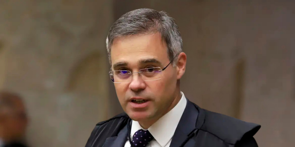 O STF determina que Davi Alcolumbre realize a leitura e publicação do requerimento de prorrogação da CPMI do INSS, atendendo pedido do senador Carlos Viana para garantir o andamento legal da investigação.
