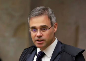 O STF determina que Davi Alcolumbre realize a leitura e publicação do requerimento de prorrogação da CPMI do INSS, atendendo pedido do senador Carlos Viana para garantir o andamento legal da investigação.