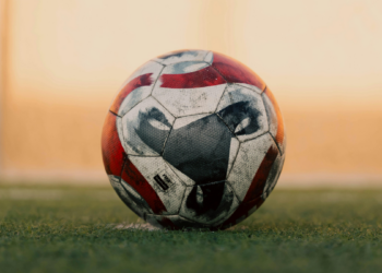 Brasil treina com elenco completo e ajustes táticos sob comando de Carlo Ancelotti antes do amistoso contra a Croácia. Partida será em Orlando nesta terça-feira.