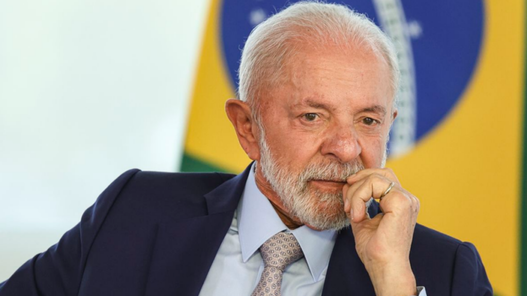 Presidente brasileiro comenta tensões internacionais em entrevista.