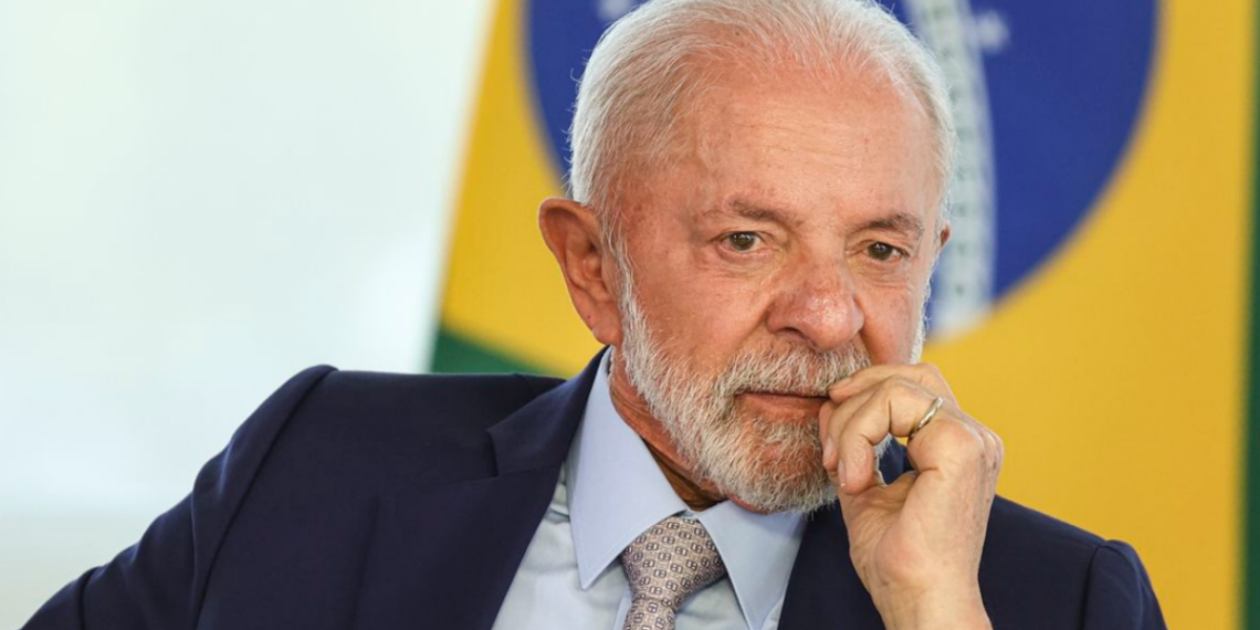 Presidente brasileiro comenta tensões internacionais em entrevista.