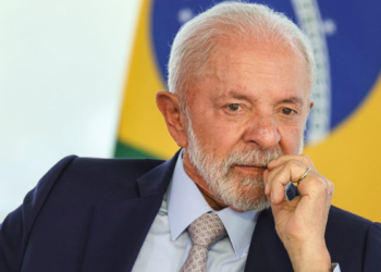 Presidente brasileiro comenta tensões internacionais em entrevista.