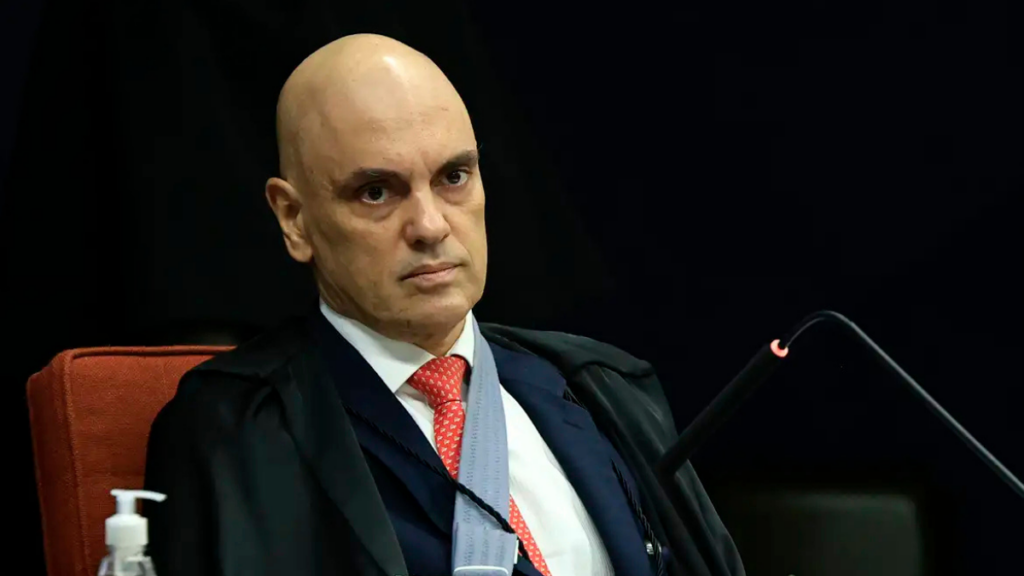 Alexandre de Moraes determina prazo de 24 horas para defesa de Jair Bolsonaro esclarecer vídeo publicado por Eduardo Bolsonaro, que pode violar regras da prisão domiciliar.