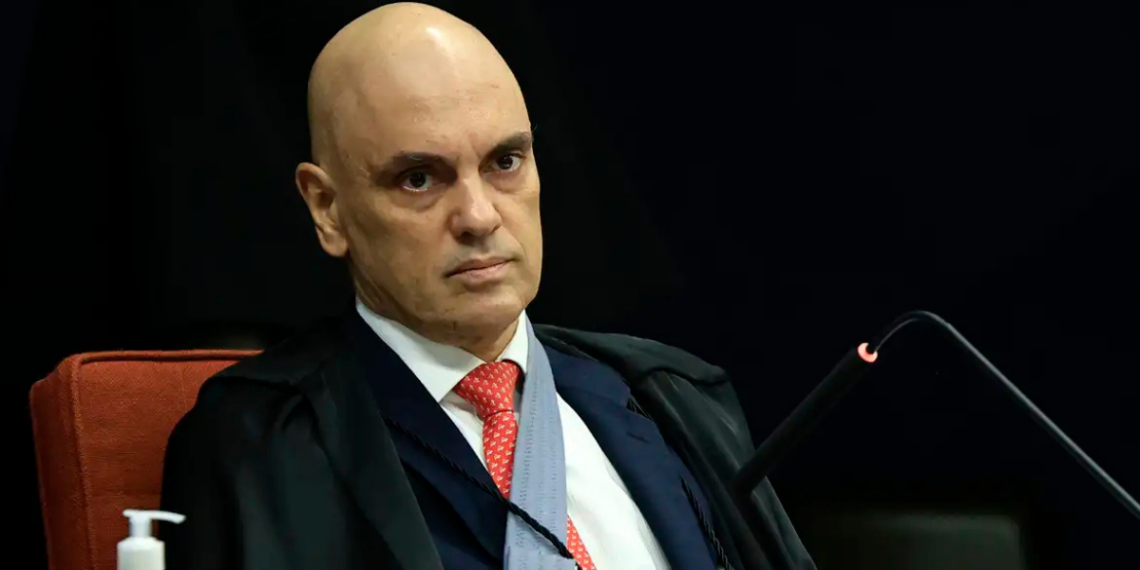 Alexandre de Moraes determina prazo de 24 horas para defesa de Jair Bolsonaro esclarecer vídeo publicado por Eduardo Bolsonaro, que pode violar regras da prisão domiciliar.