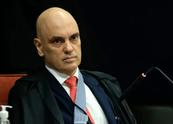Alexandre de Moraes determina prazo de 24 horas para defesa de Jair Bolsonaro esclarecer vídeo publicado por Eduardo Bolsonaro, que pode violar regras da prisão domiciliar.