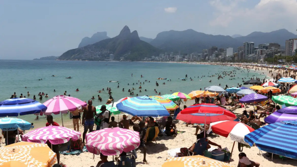 O Programa de Adaptação Climática para o Turismo oferece linhas de crédito, capacitação e protocolos de gestão de riscos para proteger destinos turísticos brasileiros e promover sustentabilidade.