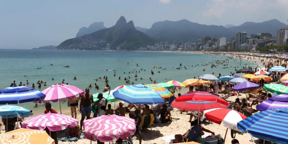 O Programa de Adaptação Climática para o Turismo oferece linhas de crédito, capacitação e protocolos de gestão de riscos para proteger destinos turísticos brasileiros e promover sustentabilidade.