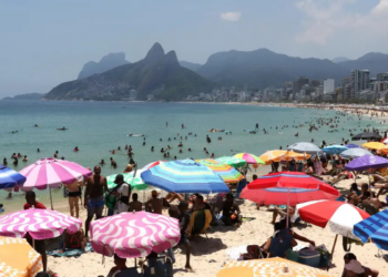 O Programa de Adaptação Climática para o Turismo oferece linhas de crédito, capacitação e protocolos de gestão de riscos para proteger destinos turísticos brasileiros e promover sustentabilidade.
