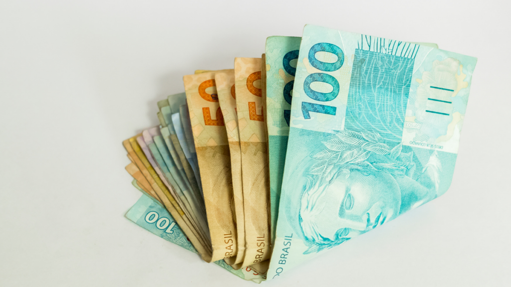 Receita Federal libera nesta terça-feira (31) R$ 300 milhões em restituições do Imposto de Renda para contribuintes da malha fina, idosos, professores e pessoas com deficiência. Confira como consultar e receber.