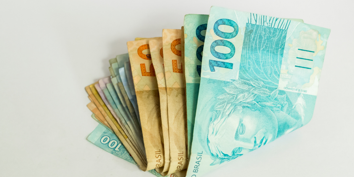 Receita Federal libera nesta terça-feira (31) R$ 300 milhões em restituições do Imposto de Renda para contribuintes da malha fina, idosos, professores e pessoas com deficiência. Confira como consultar e receber.