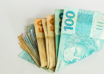 Receita Federal libera nesta terça-feira (31) R$ 300 milhões em restituições do Imposto de Renda para contribuintes da malha fina, idosos, professores e pessoas com deficiência. Confira como consultar e receber.