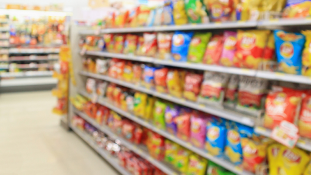Pesquisa do Unicef revela que ultraprocessados ainda dominam a alimentação infantil, mesmo entre famílias preocupadas com saúde, e que rotulagem nutricional tem efeito limitado.