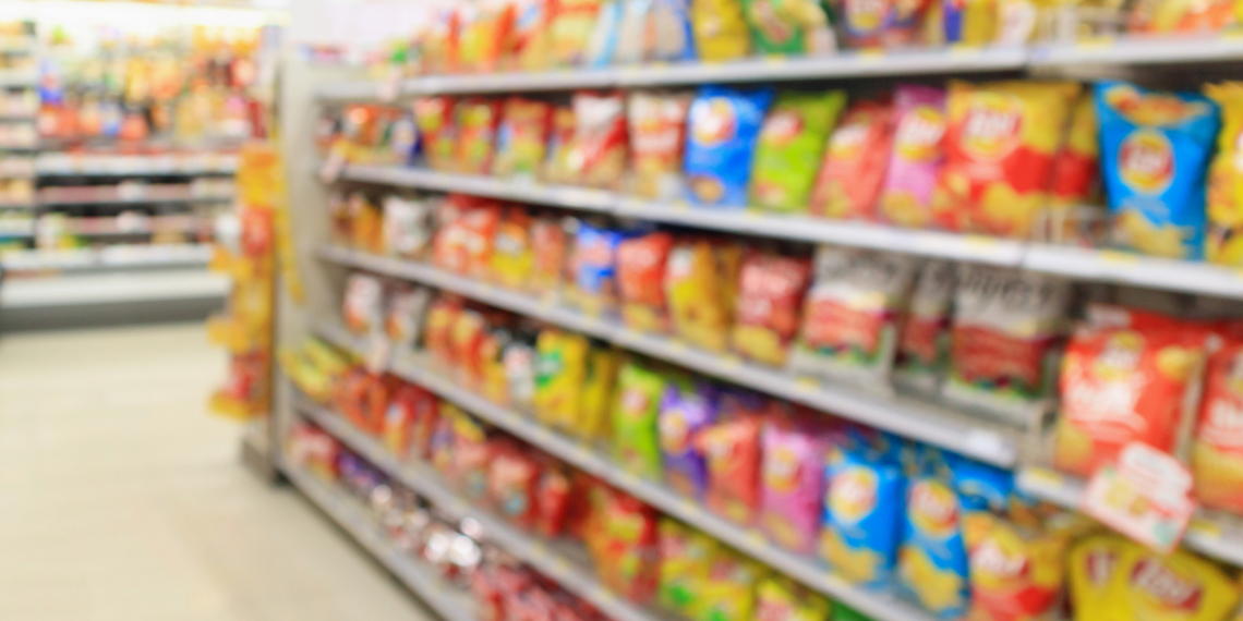 Pesquisa do Unicef revela que ultraprocessados ainda dominam a alimentação infantil, mesmo entre famílias preocupadas com saúde, e que rotulagem nutricional tem efeito limitado.
