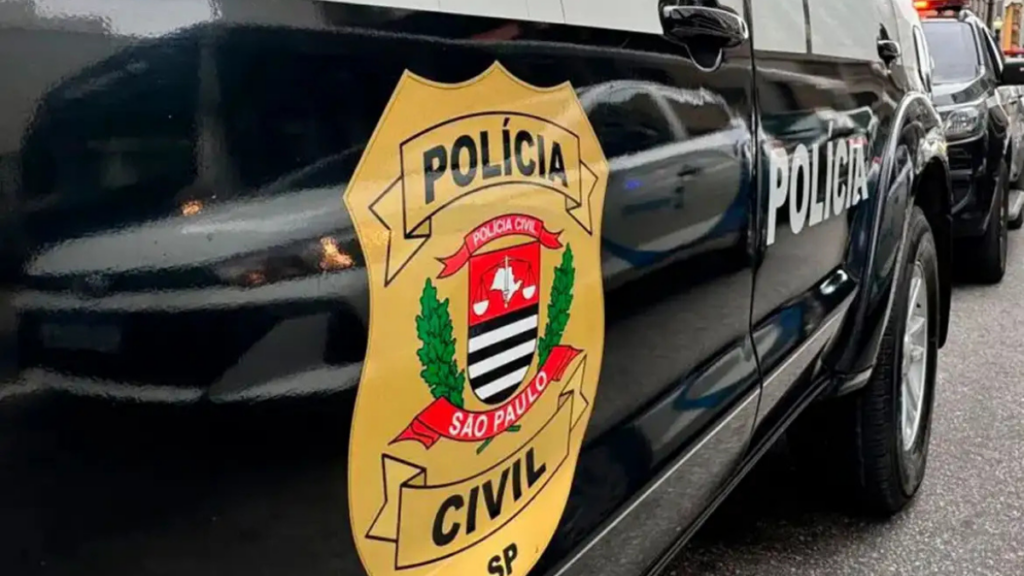 Polícia Civil de São Paulo cumpre mandados contra quadrilha especializada em furtos de medicamentos de alto custo, resultando na prisão de três suspeitos.
