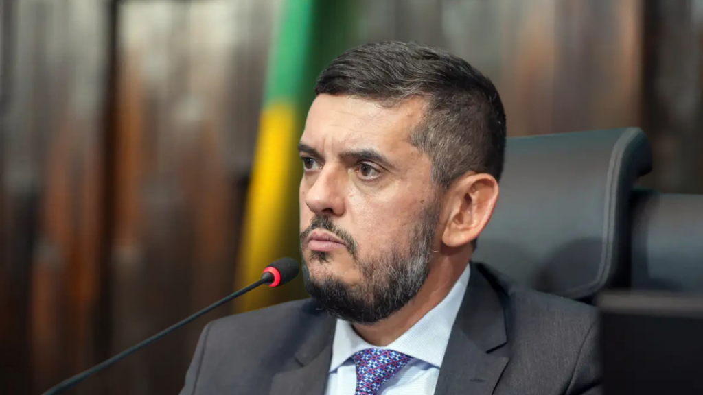 A Procuradoria-Geral da República apresentou denúncia ao STF contra Rodrigo Bacellar, Thiego Santos, desembargador Macário Ramos e outros, acusados de vazamento de investigação ao Comando Vermelho.