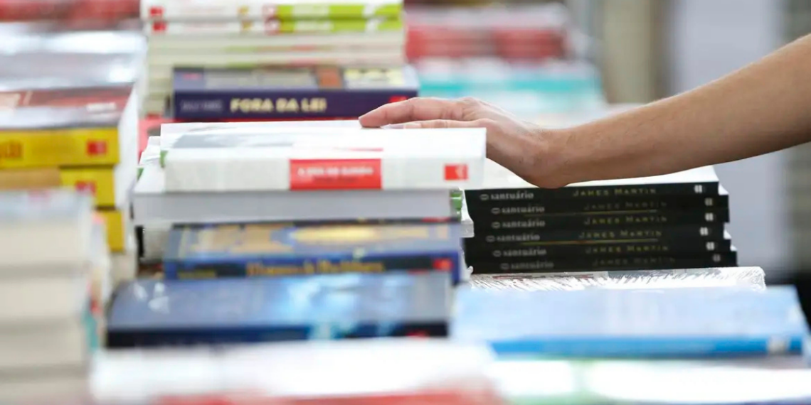 Professores da rede pública podem se inscrever na Olimpíada de Professores de Língua Portuguesa 2026 até 30 de abril. Tema deste ano valoriza memória, identidade e território dos estudantes.