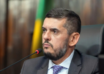 A Procuradoria-Geral da República apresentou denúncia ao STF contra Rodrigo Bacellar, Thiego Santos, desembargador Macário Ramos e outros, acusados de vazamento de investigação ao Comando Vermelho.