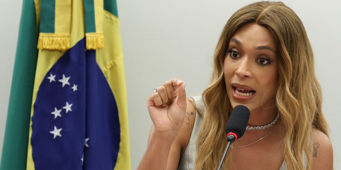 A Defensoria Pública de Pernambuco encontrou fotos das deputadas Erika Hilton e Duda Salabert em álbum de suspeitos da polícia em Arcoverde. Polícia Civil abriu investigação sobre o caso.