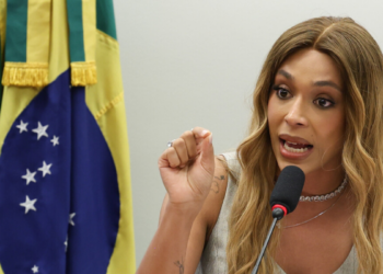 A Defensoria Pública de Pernambuco encontrou fotos das deputadas Erika Hilton e Duda Salabert em álbum de suspeitos da polícia em Arcoverde. Polícia Civil abriu investigação sobre o caso.