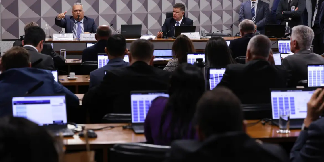 O ministro André Mendonça, do STF, decide que CPMI do INSS não terá mais acesso a sigilos de Daniel Vorcaro e determina devolução do material à Polícia Federal.