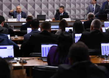 O ministro André Mendonça, do STF, decide que CPMI do INSS não terá mais acesso a sigilos de Daniel Vorcaro e determina devolução do material à Polícia Federal.