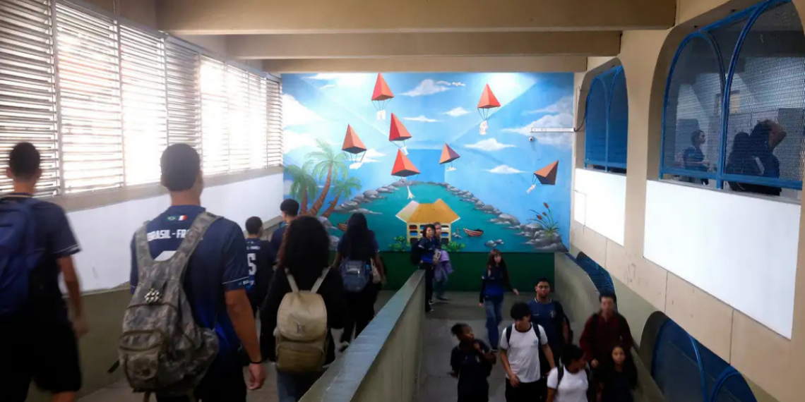 Pesquisa do IBGE mostra que 3 em cada 10 adolescentes brasileiros relatam tristeza frequente e pensamentos de automutilação. Dados acendem alerta para saúde mental.